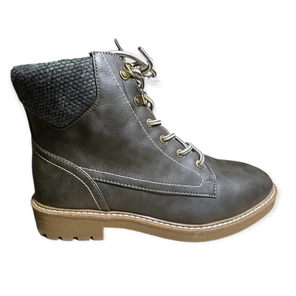 St. John Bay Womens Boots size 9 Durham Memory foam Water Resistant - Picture 1 of 9